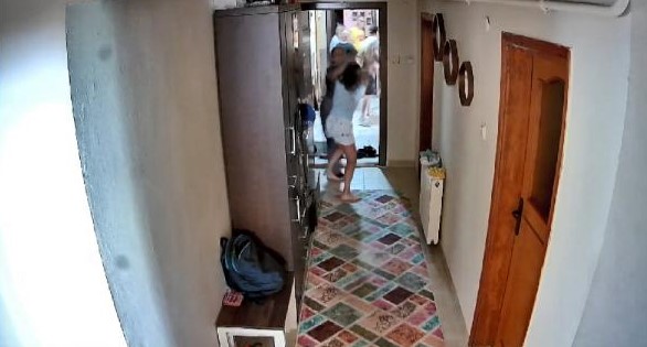 Ev sahibi, daireyi boşaltmasını istediği kiracısının evini bastı! Çıkan kavga kameraya anbean yansıdı