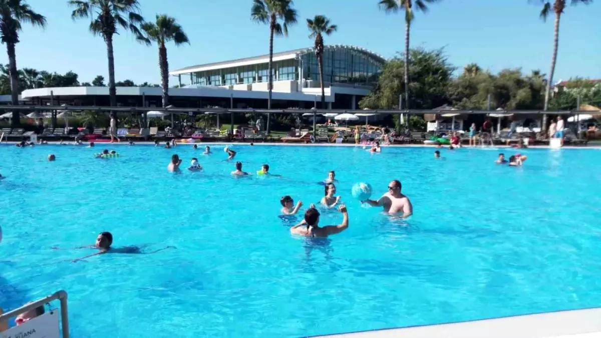 Fethiye\'de Tatilciler Hem Eğleniyor Hem de Güneşleniyor