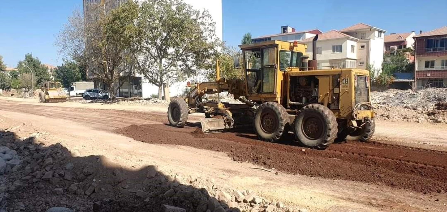 Adıyaman\'ın Gölbaşı İlçe Belediyesi Depremde Hasar Gören Yolları Onarıyor