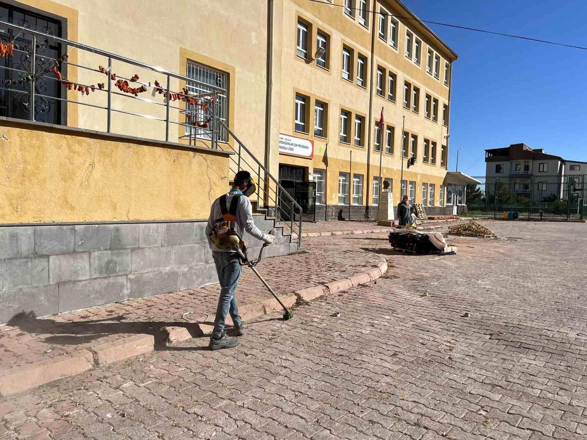 Hacılar Belediyesi, Okullarda Bahçe ve Çevre Temizliği Başlattı
