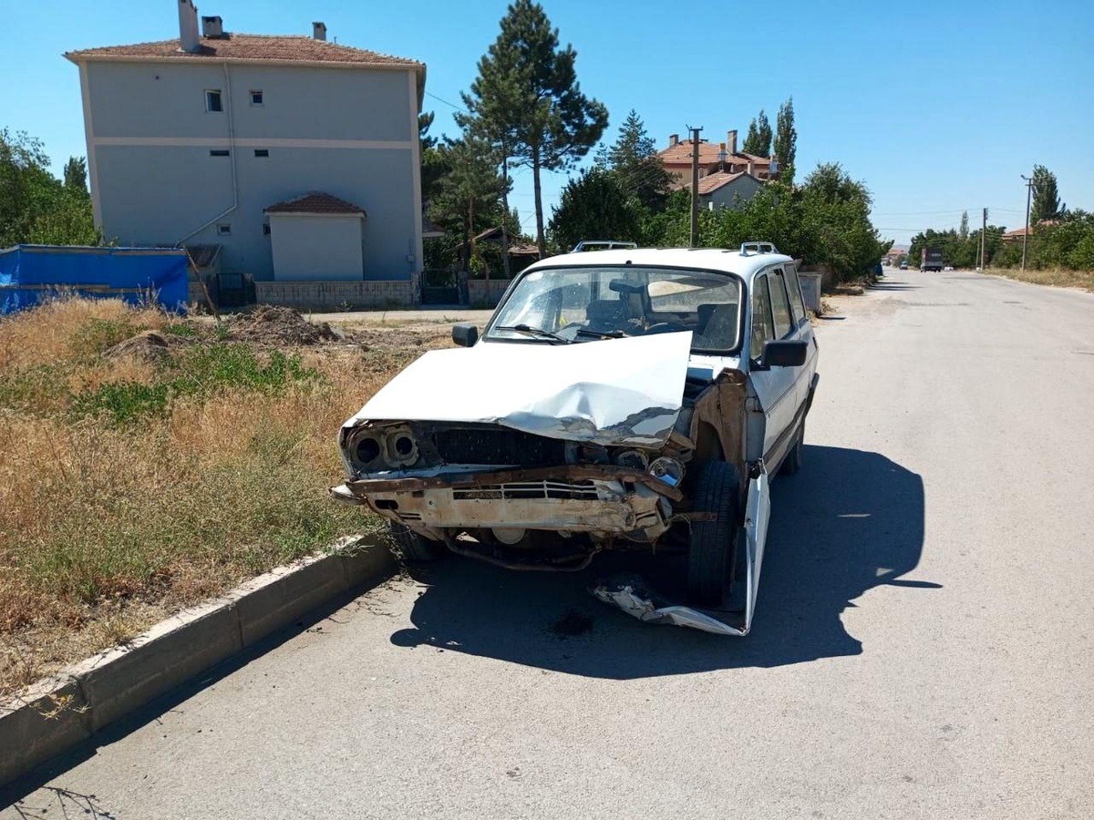 Sivas\'ın Şarkışla ilçesinde trafik kazası: 1\'i çocuk 3 kişi yaralandı