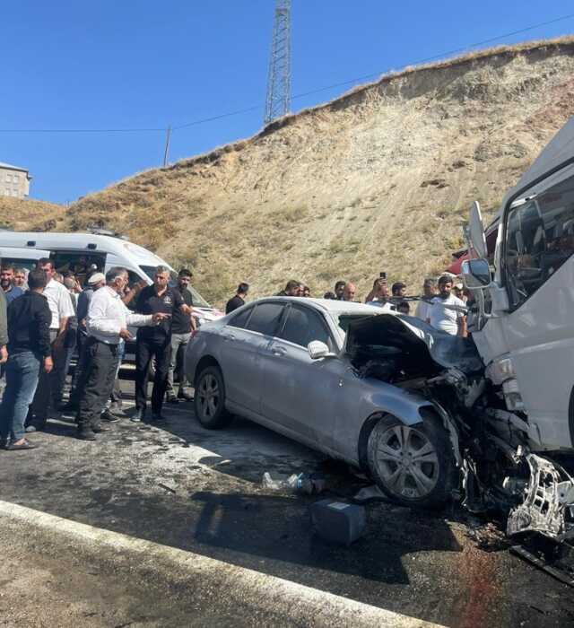 Hakkari'de otomobil ile kamyonet çarpışması: 2 ölü, 2 yaralı Hakkari'de otomobil ile kamyonet çarpışması: 2 ölü, 2 yaralı