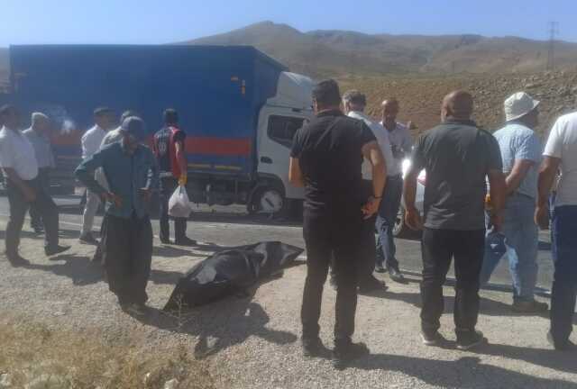 Hakkari'de otomobil ile kamyonet çarpışması: 2 ölü, 2 yaralı Hakkari'de otomobil ile kamyonet çarpışması: 2 ölü, 2 yaralı