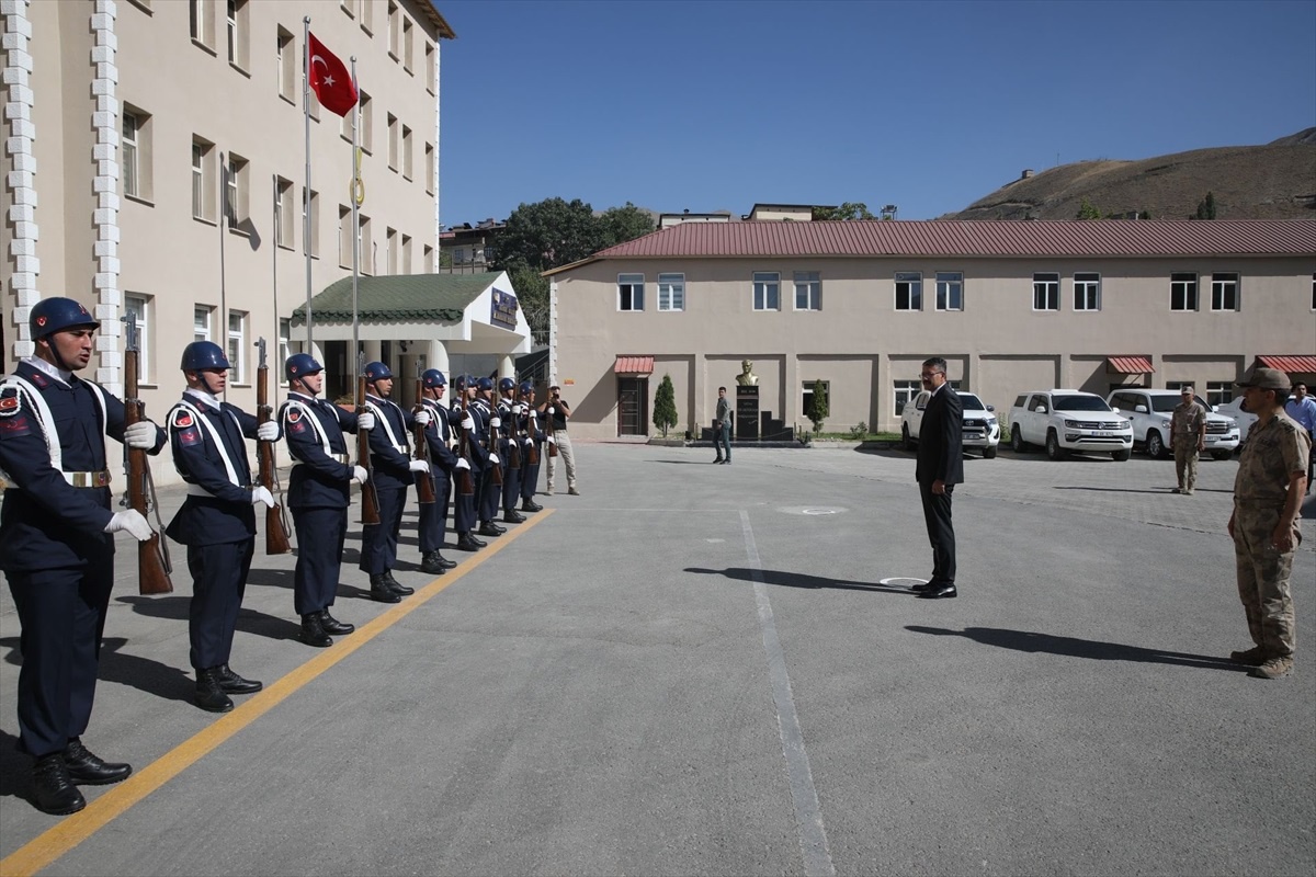 Hakkari Valisi Ali Çelik, jandarma personeliyle bir araya geldi