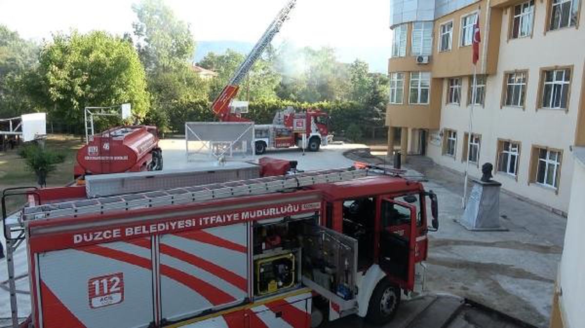 Düzce'de İmam Hatip Lisesi'nde Yangın Çıktı