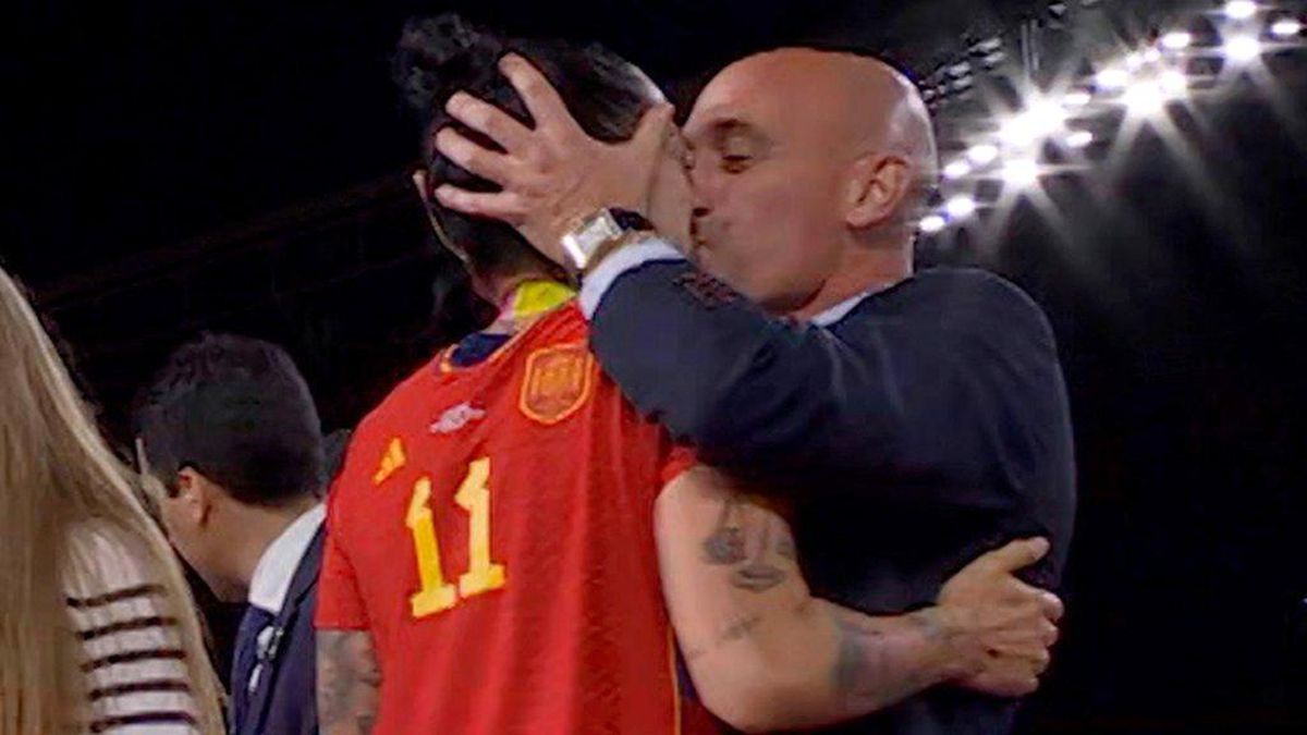 İspanya Futbol Federasyonu Başkanı Jenni Hermoso\'yu öptüğü için özür diledi