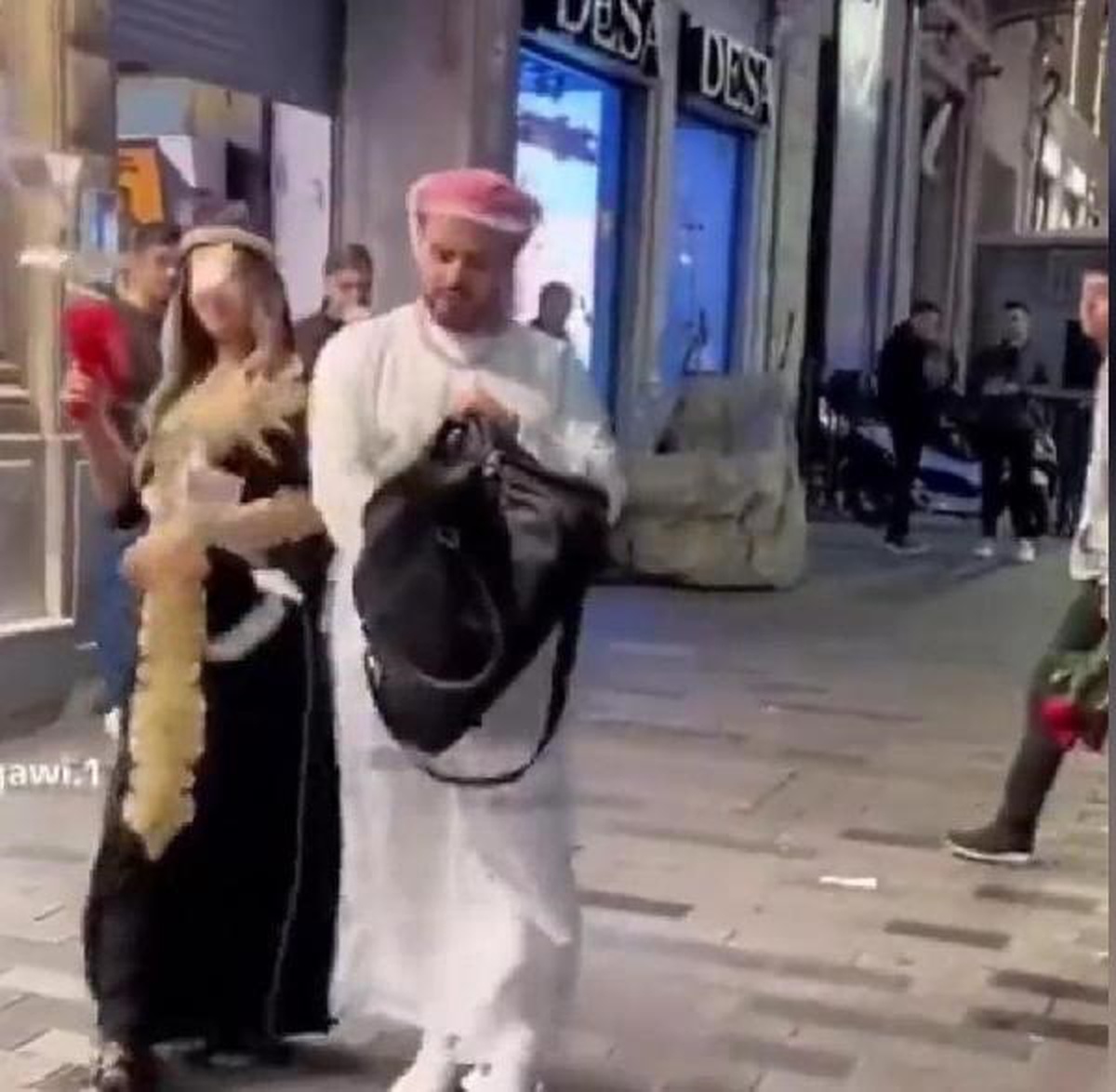 İstiklal Caddesi\'nde Para Saçan Şahıs Gözaltına Alındı