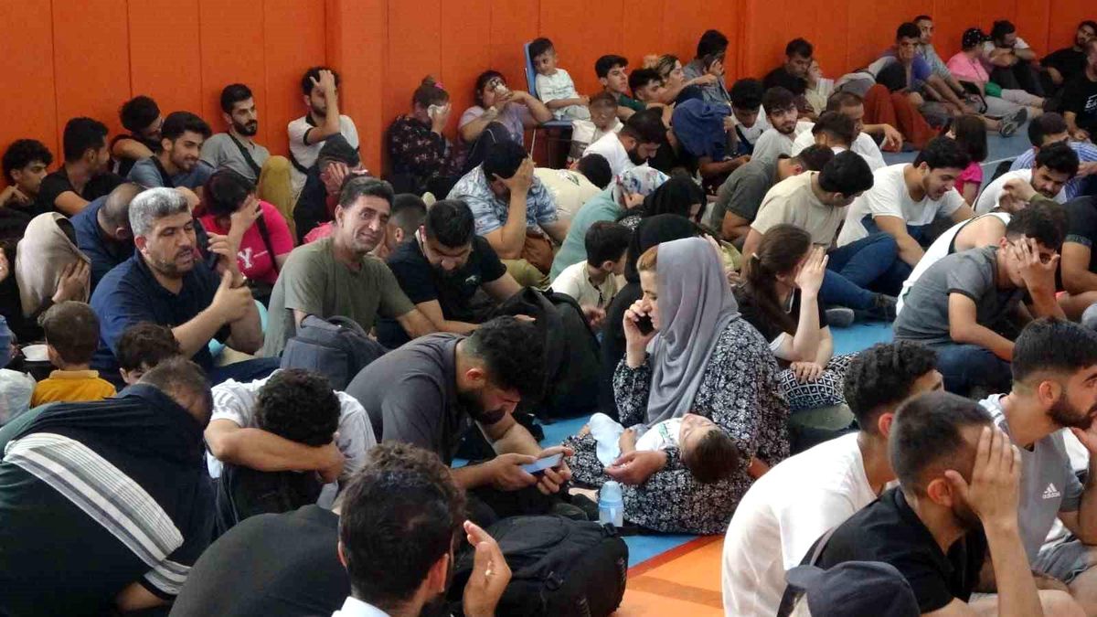 Manavgat\'ta İtalya\'ya gitmek isteyen 270 göçmen yakalandı