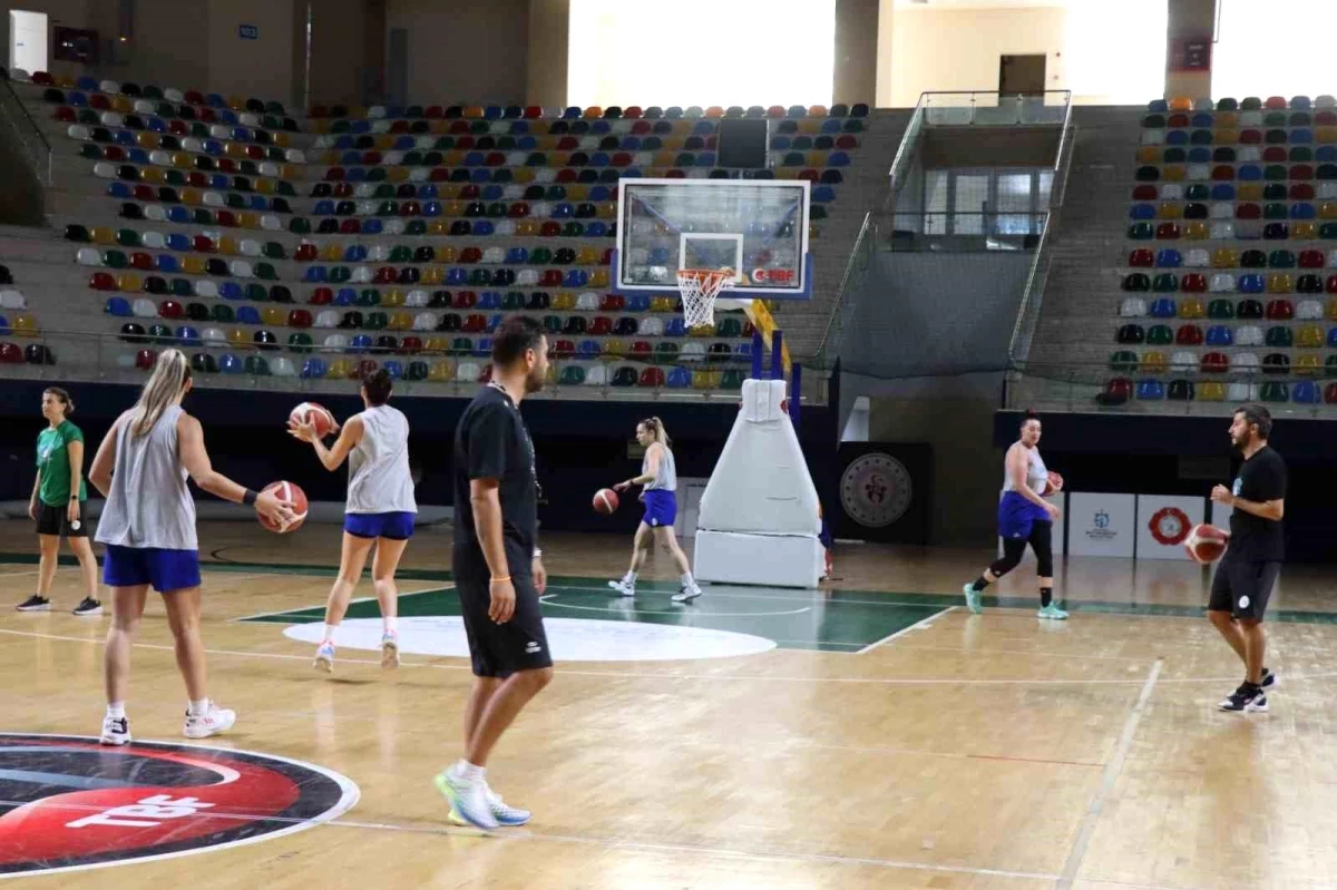 İzmit Belediyespor Kadın Basketbol Takımı Antrenmanları Devam Ediyor