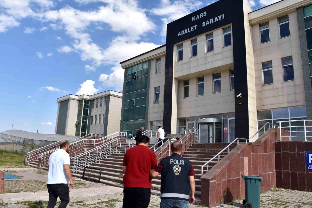 Kars\'ta Göçmen Kaçakçılığı Yapan 2 Kişi Tutuklandı