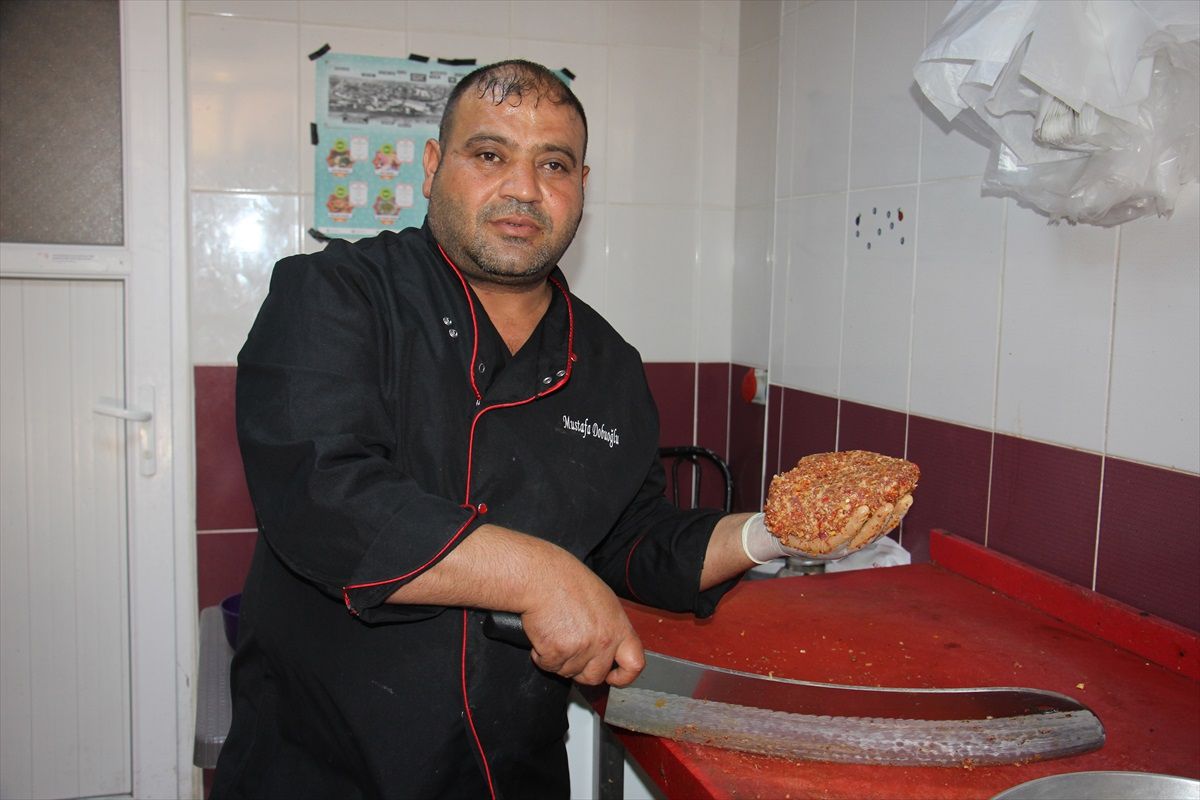 Kilis\'te 35 yıldır kasaplık yapan adam, akşamları düğün salonlarında şarkı söylüyor
