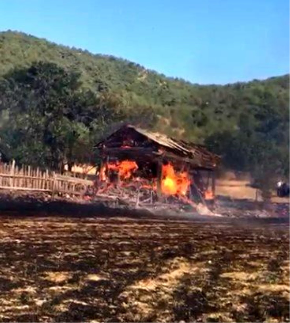 Kastamonu Araç\'ta çıkan yangında ev ve samanlık kullanılamaz hale geldi