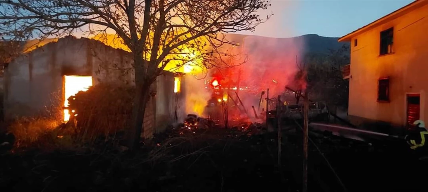 Kastamonu\'nun Araç ilçesinde çıkan yangında ev, samanlık, ahır, garaj ve traktör römorku zarar gördü