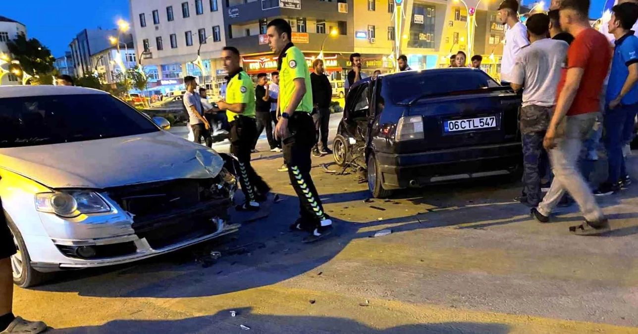 Konya Kulu\'da Kavşakta Meydana Gelen Trafik Kazasında 2 Kişi Yaralandı