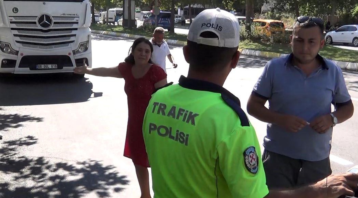 Tekirdağ\'da Tır ve Otomobil Kaza Yaptı: Kadın Gözyaşlarına Boğuldu