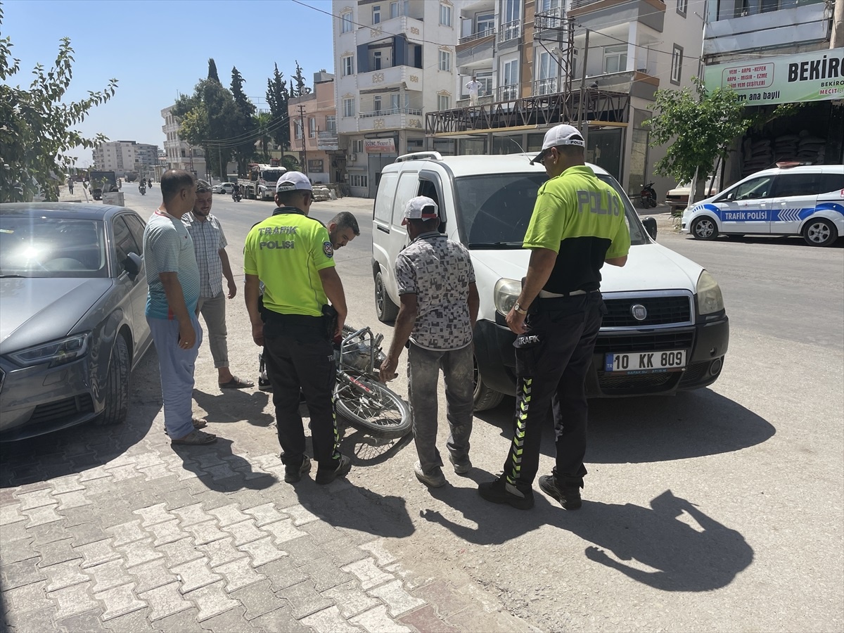 Kilis\'te Hafif Ticari Araçla Çarpışan Motosiklet Sürücüsü Yaralandı
