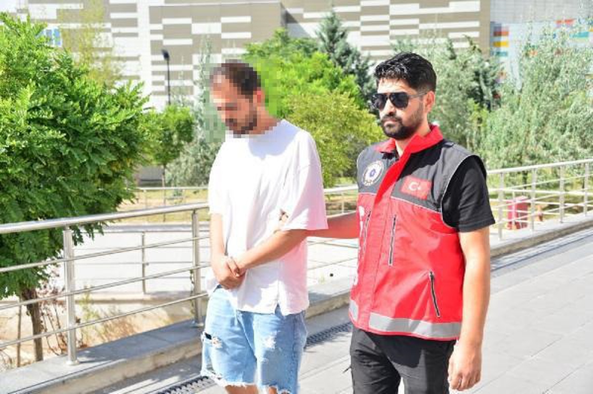 Kocatepe Camisi\'nde çekilen fotoğraflarla ilgili hapis cezası istendi