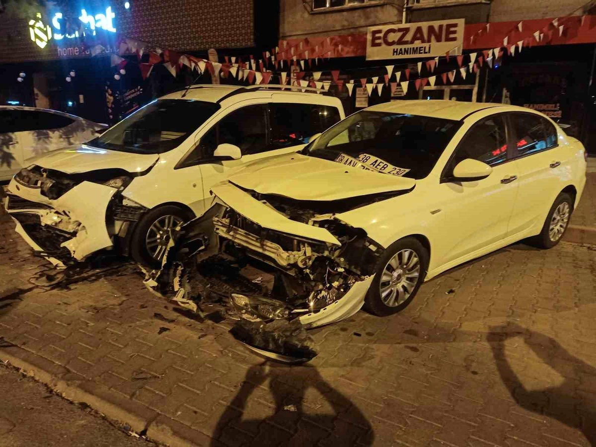 Kayseri\'de otomobil park halindeki araçlara çarparak yan yattı