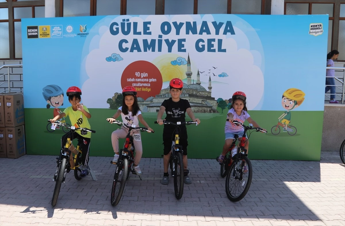 Konya Büyükşehir Belediye Başkanı Uğur İbrahim Altay, bisiklet dağıtım programına katıldı