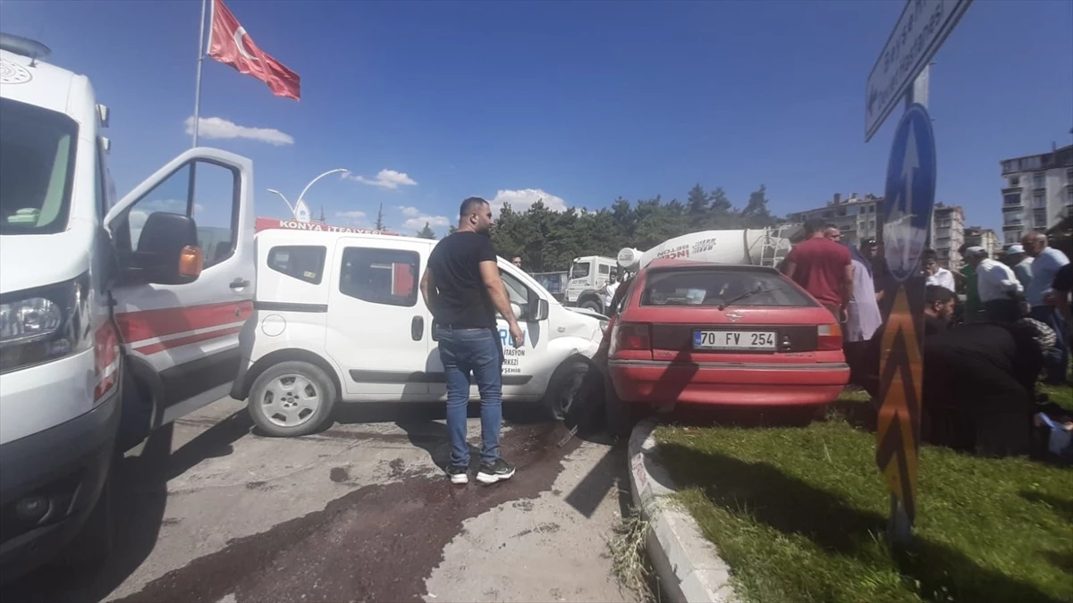 Konya Beyşehir\'de Otomobil ile Hafif Ticari Araç Çarpıştı: 3 Yaralı