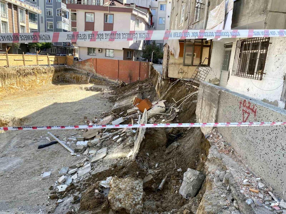 Küçükçekmece Halkalı\'da İnşaat Kazası: İki Bina Tahliye Edildi