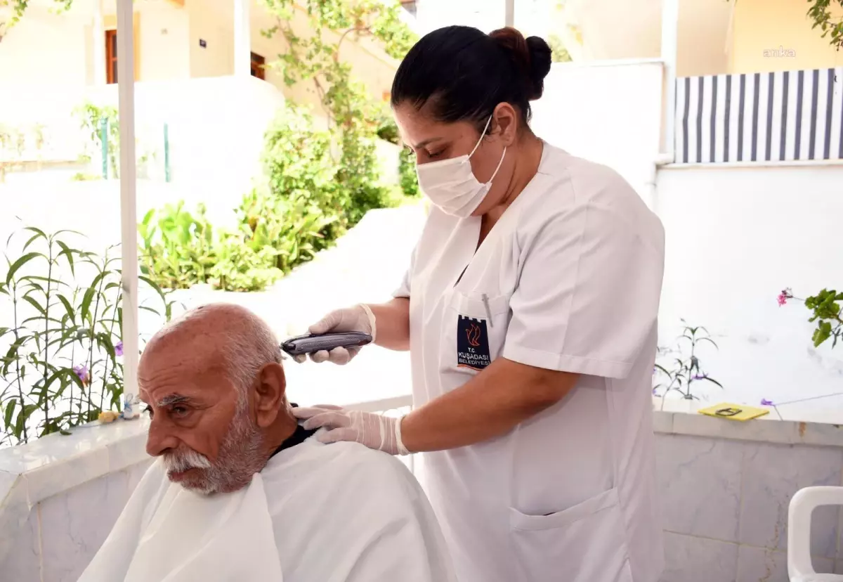 Kuşadası Belediyesi Evde Bakım Birimi, yaşlı ve engellilere kuaför hizmeti veriyor