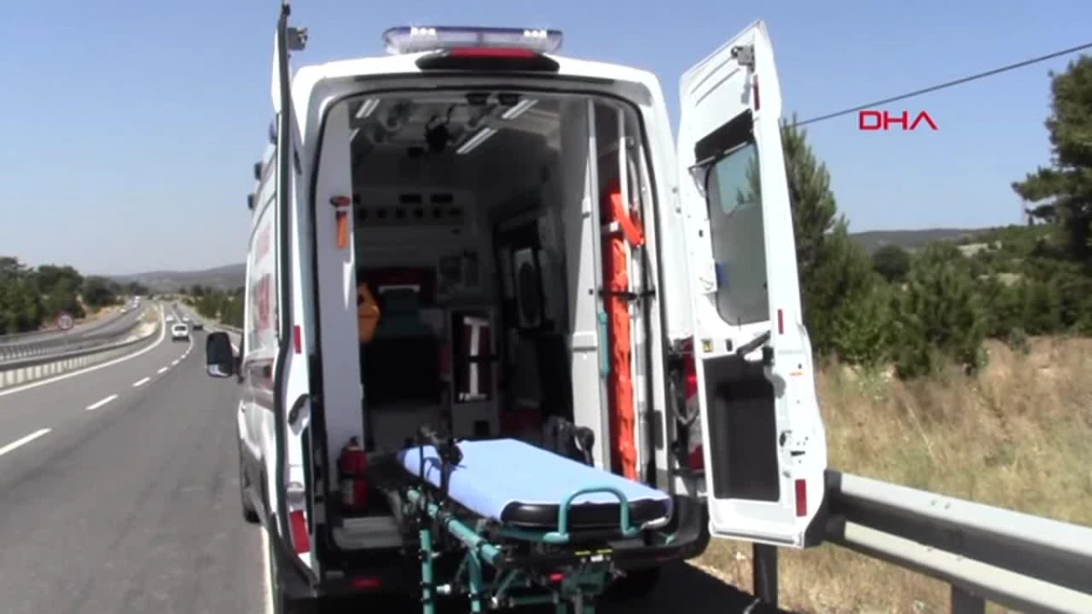 Kütahya\'da Otomobil Tarlaya Uçtu: Sürücü ve Annesi Yaralandı
