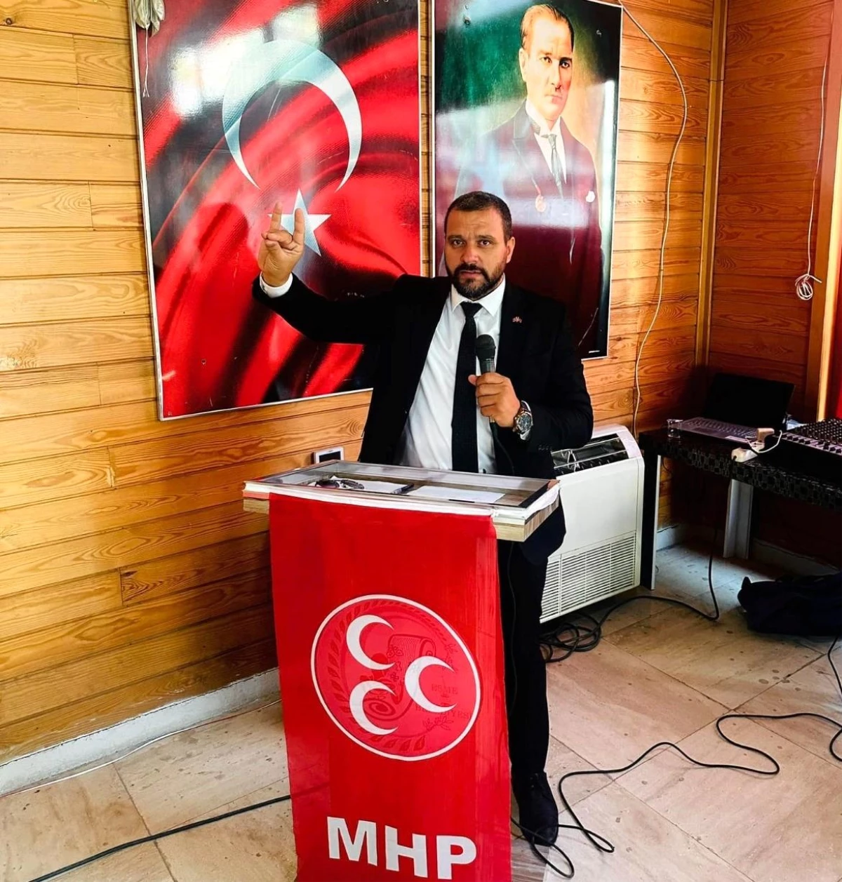 Uşak\'ta MHP Eşme İlçe Başkanı İstifa Etti