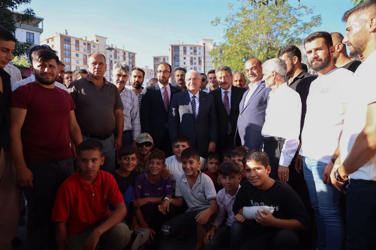 Milli Savunma Bakanı Şırnak\'ta Esnafı Ziyaret Etti