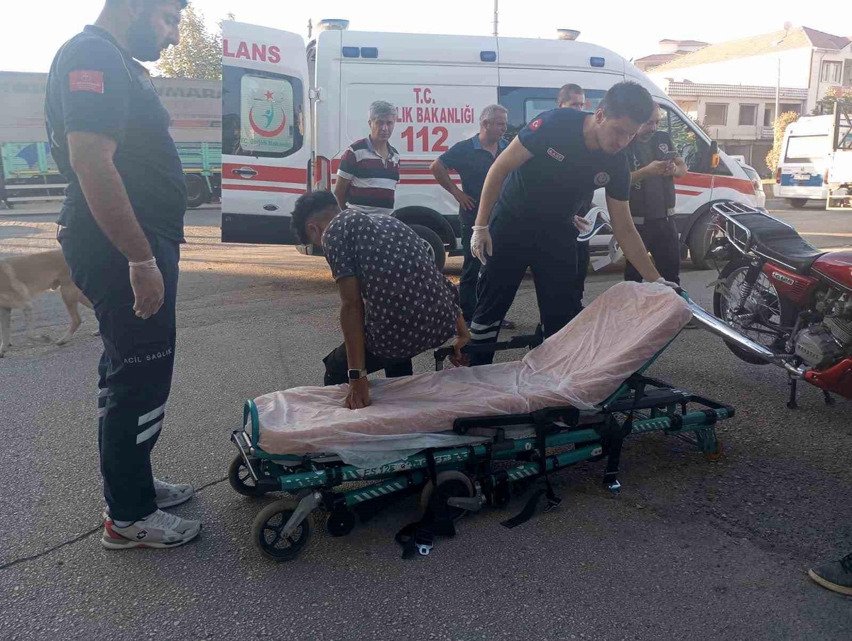 Adıyaman Gölbaşı\'nda Motosiklet ile Kamyonet Çarpıştı: 1 Yaralı