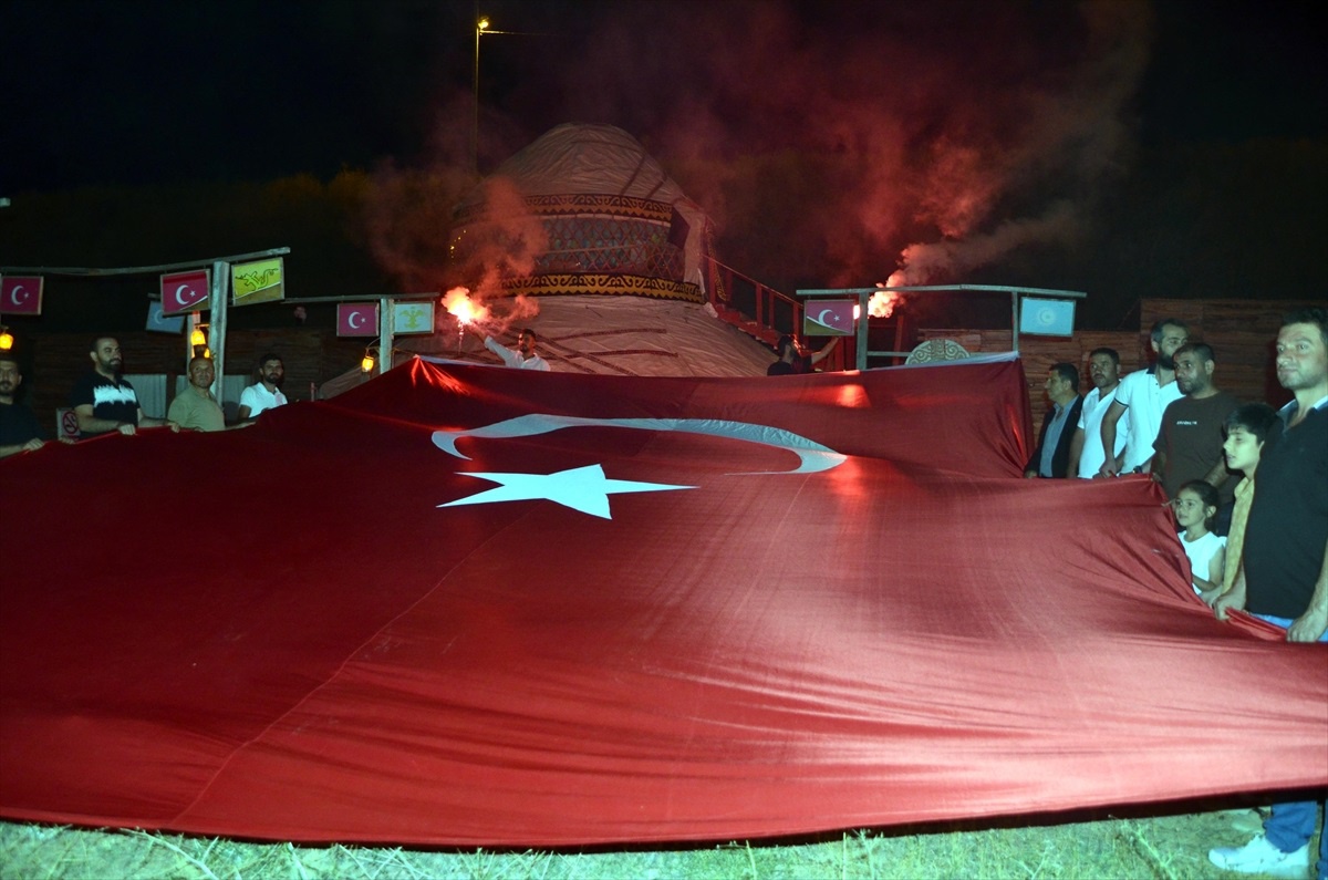 Muş Kardeşlik Platformu, Malazgirt Zaferi\'nin 952. yıl dönümünde meşale yaktı ve Türk bayrağı açtı