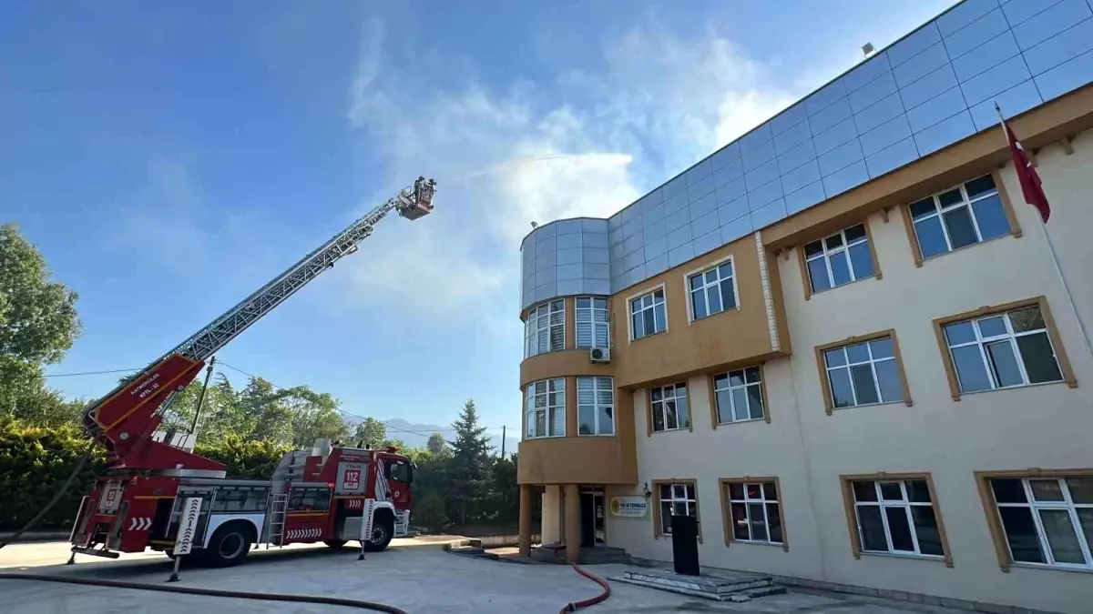 Düzce Fen ve Teknoloji Hafız Anadolu İmam Hatip Lisesi\'nde Yangın Çıktı