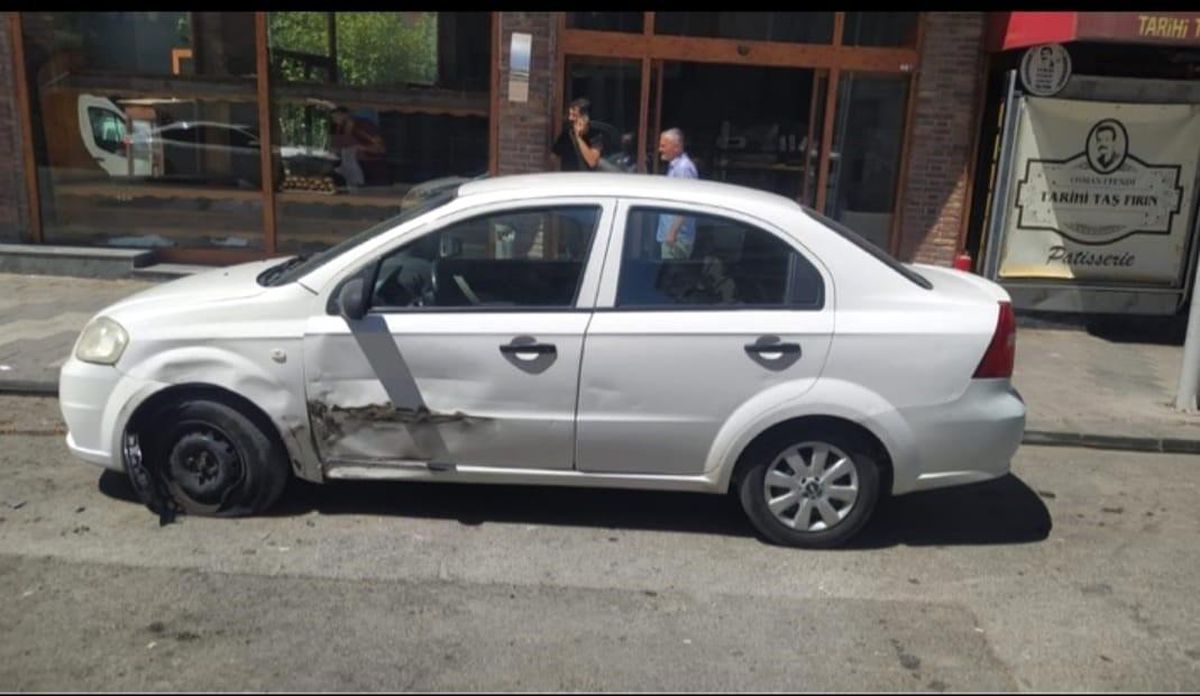Malatya\'da Kontrolden Çıkan Araç Park Halindeki Araca ve Yayaya Çarptı