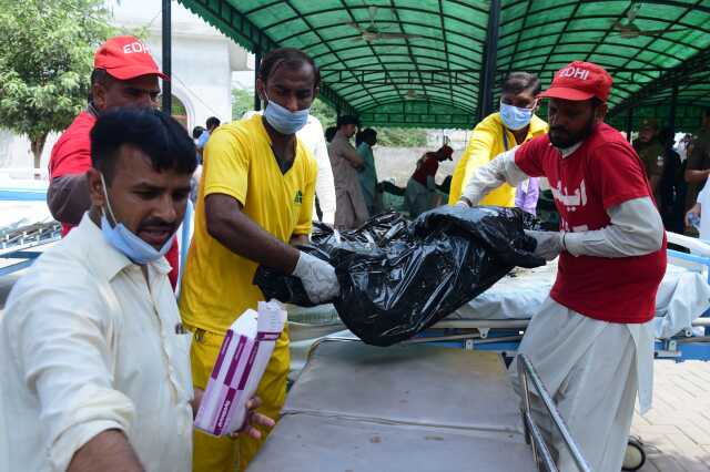 Pakistan'da kaza yapan otobüs yandı: 20 ölü, 15 yaralı Pakistan'da kaza yapan otobüs yandı: 20 ölü, 15 yaralı