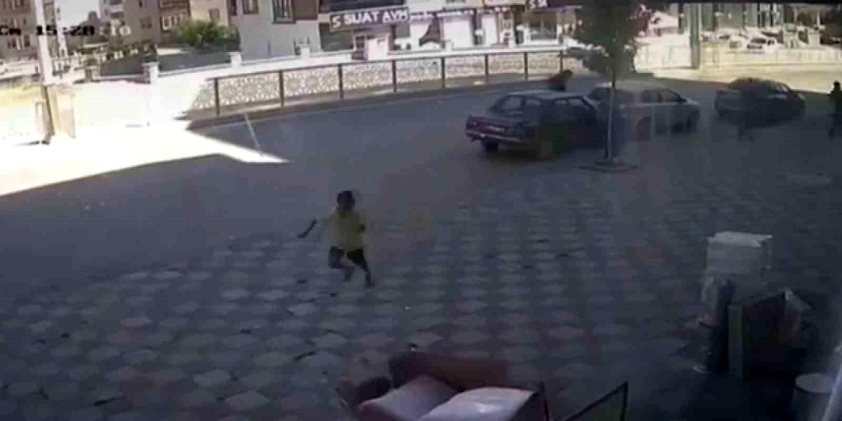 Elazığ\'da Çocuk Park Halindeki Otomobile Binip El Frenini İndirdi