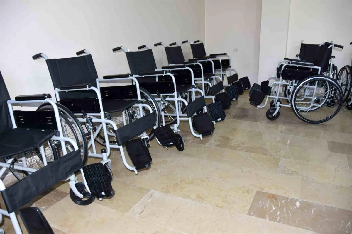 Salihli Belediyesi Engelli Bireylere Akülü ve Manuel Tekerlekli Sandalye Hediye Ediyor