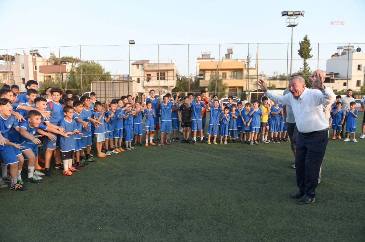 Seyhan Belediye Başkanı Akif Kemal Akay, futbol okullarında geleceğin yıldız adaylarıyla buluştu
