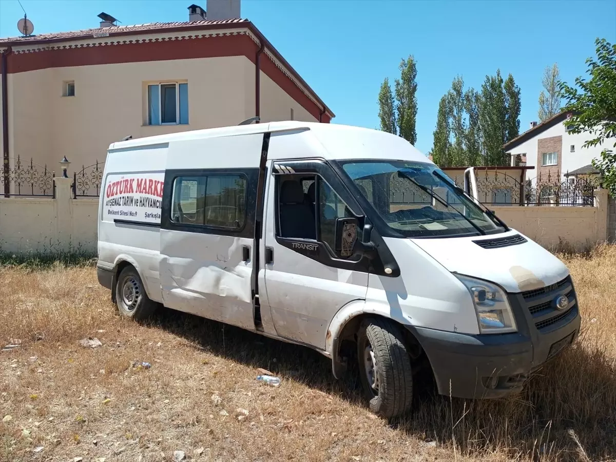 Sivas'ın Şarkışla ilçesinde kamyonet ile otomobilin çarpışması sonucu 3 kişi yaralandı