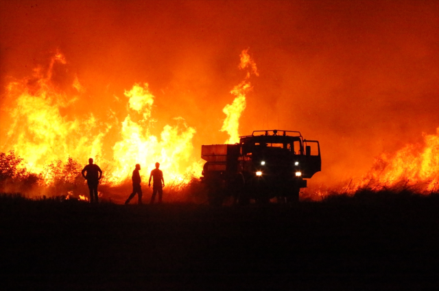 Son dakika: Çanakkale'de devam eden orman yangını şehir merkezine kadar yaklaştı