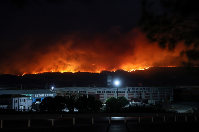 Son dakika: Çanakkale'de devam eden orman yangını şehir merkezine kadar yaklaştı