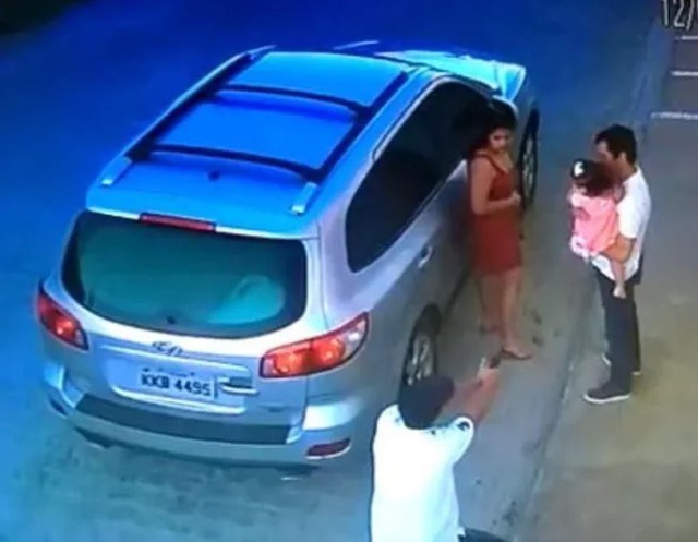 Tetikçi ile yüz yüze gelen avukat öldürülmeden önce kız bebeğini yanındaki kadına teslim etti