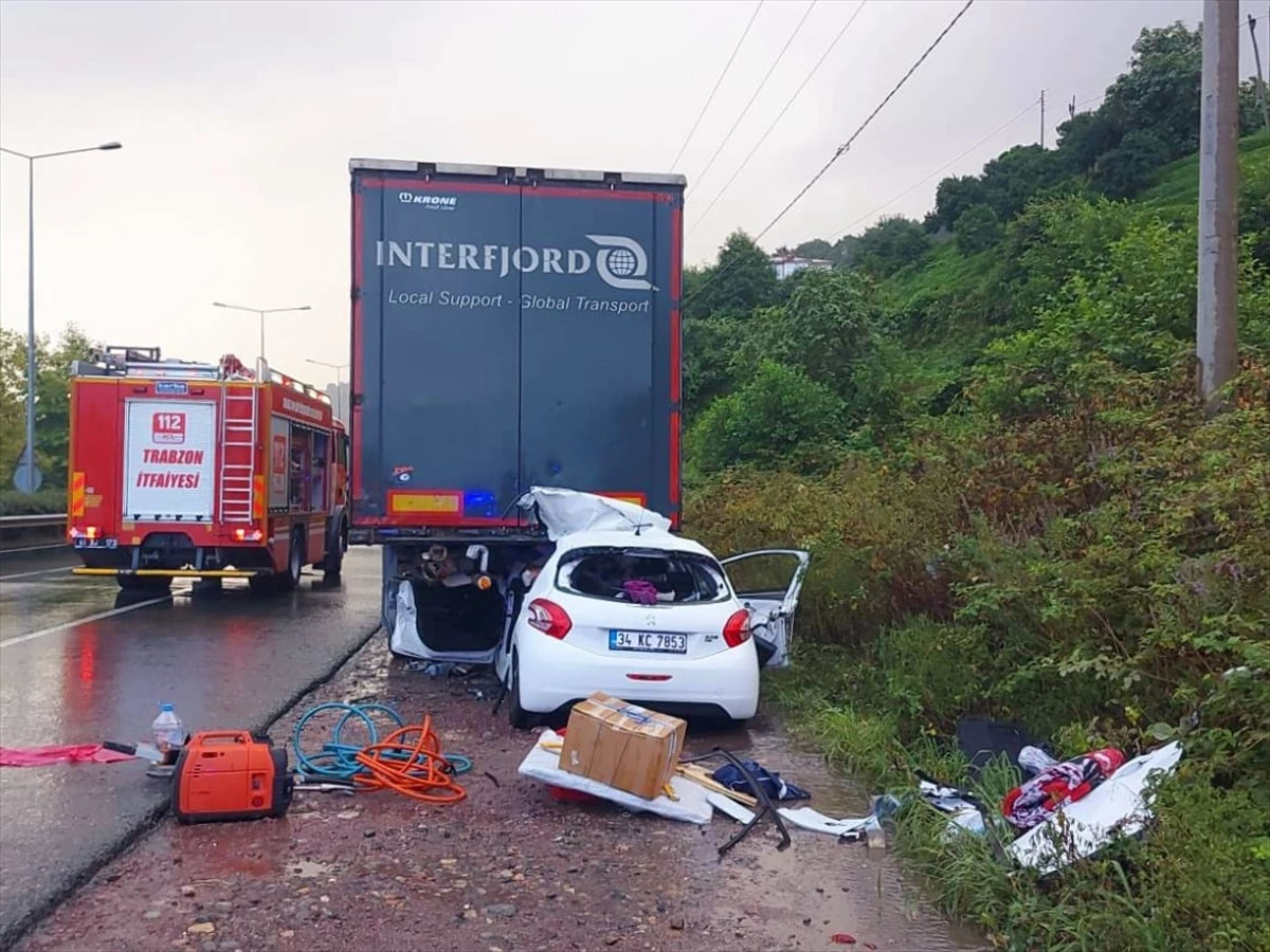 Trabzon\'da park halindeki tıra çarpan otomobilde 2 kişi hayatını kaybetti