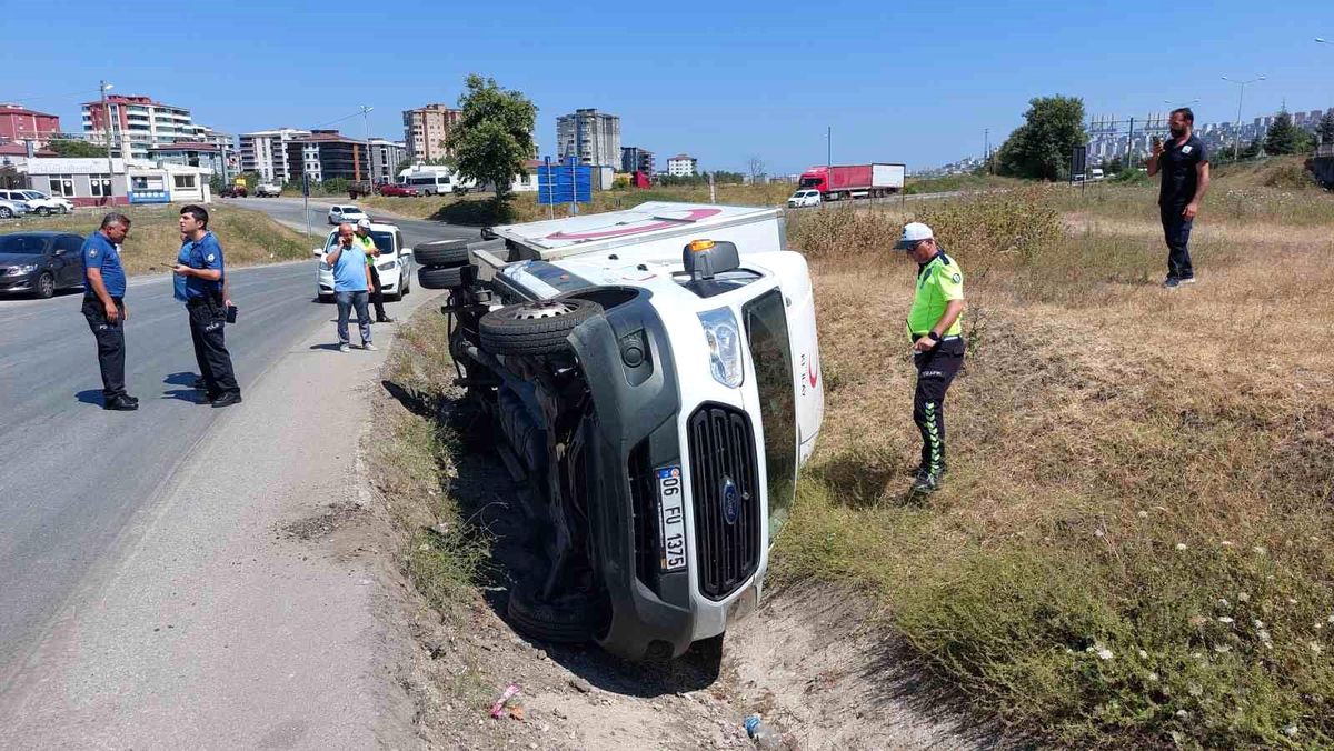 Samsun\'da Türk Kızılay Kan Toplama Aracı Su Kanalına Devrildi, 1 Yaralı