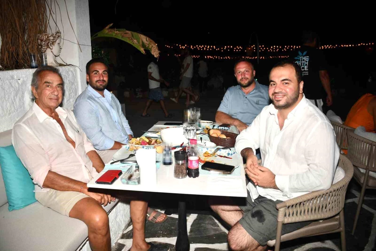 Erhan Yazıcıoğlu, diyabet hastalığı nedeniyle ayağını kesilmekten kurtaran ekiple yemek yedi