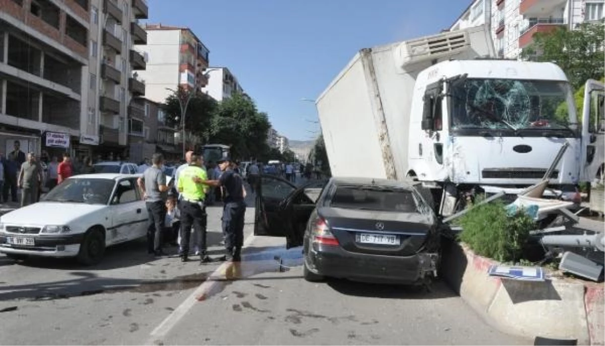 Yozgat\'ta freni boşalan kamyon 8 araca çarptı, 3 kişi yaralandı