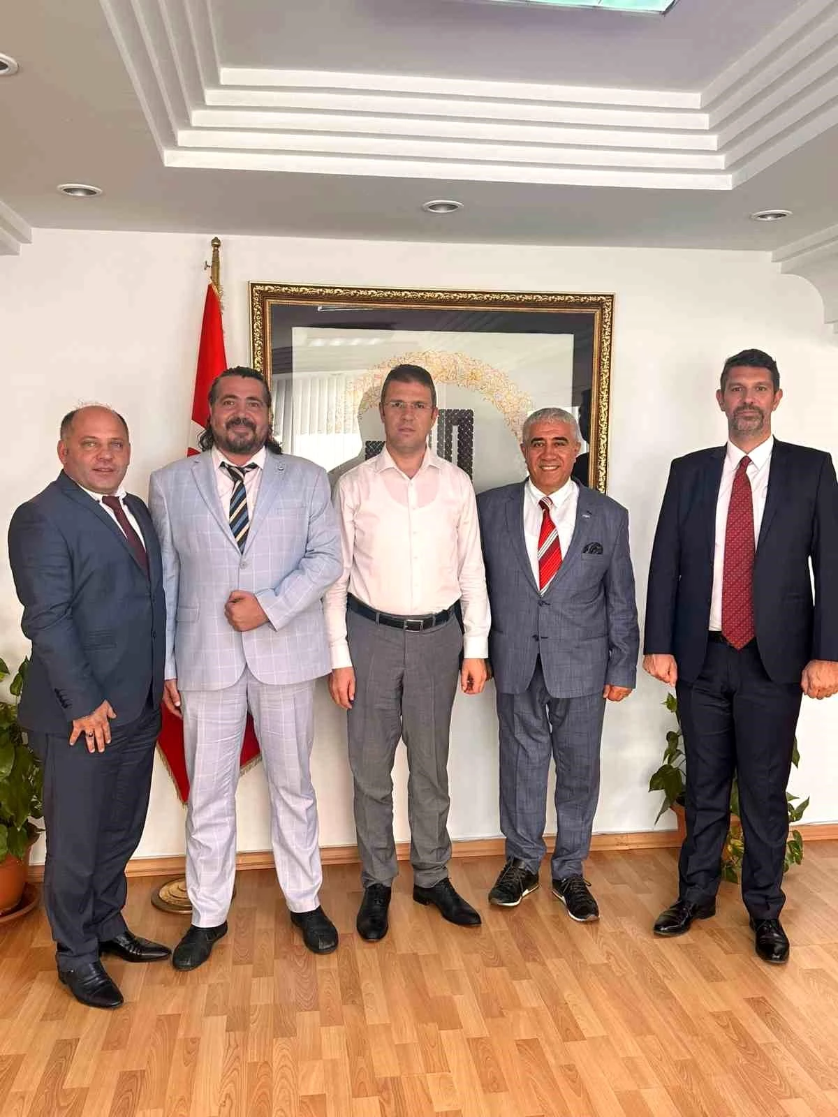 Antalya Düşünce Platformu, Muratpaşa Kaymakamı Dr. Orhan Burhan\'ı ziyaret etti