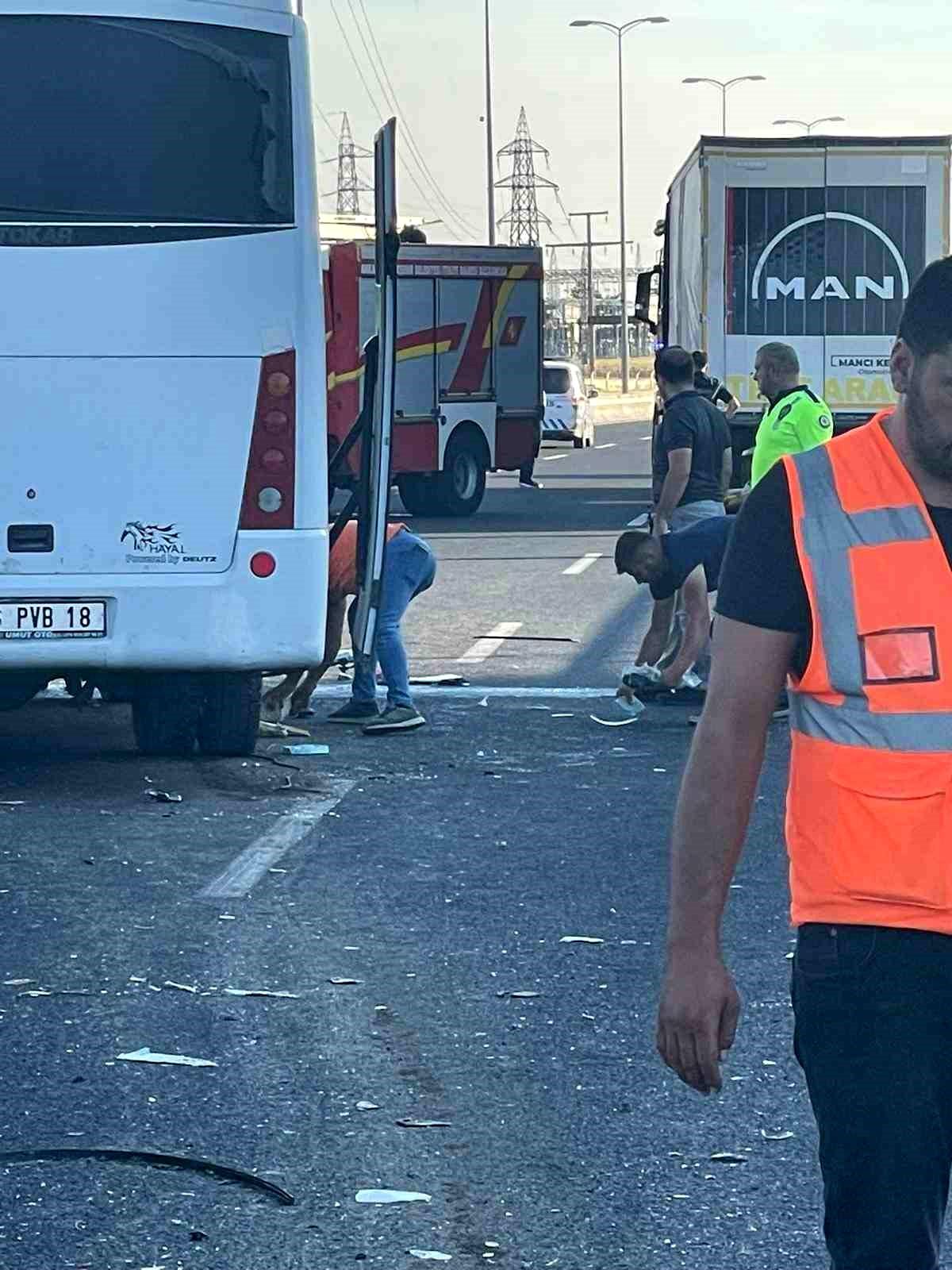 Ankara\'nın Polatlı ilçesinde işçileri taşıyan servisin kaza yapması sonucu 1\'i ağır 21 kişi yaralandı.