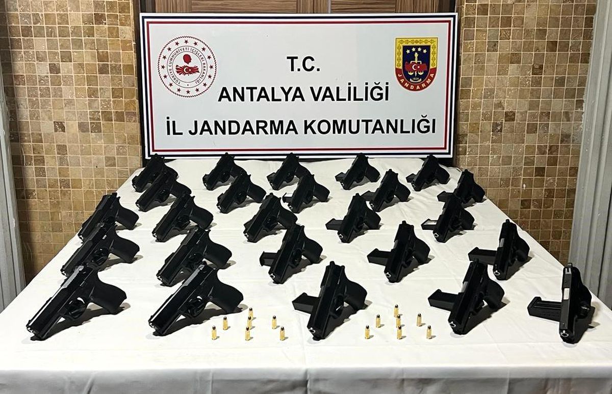 Antalya\'da Silah Kaçakçılığı Operasyonu: 25 Tabanca ve Fişek Ele Geçirildi