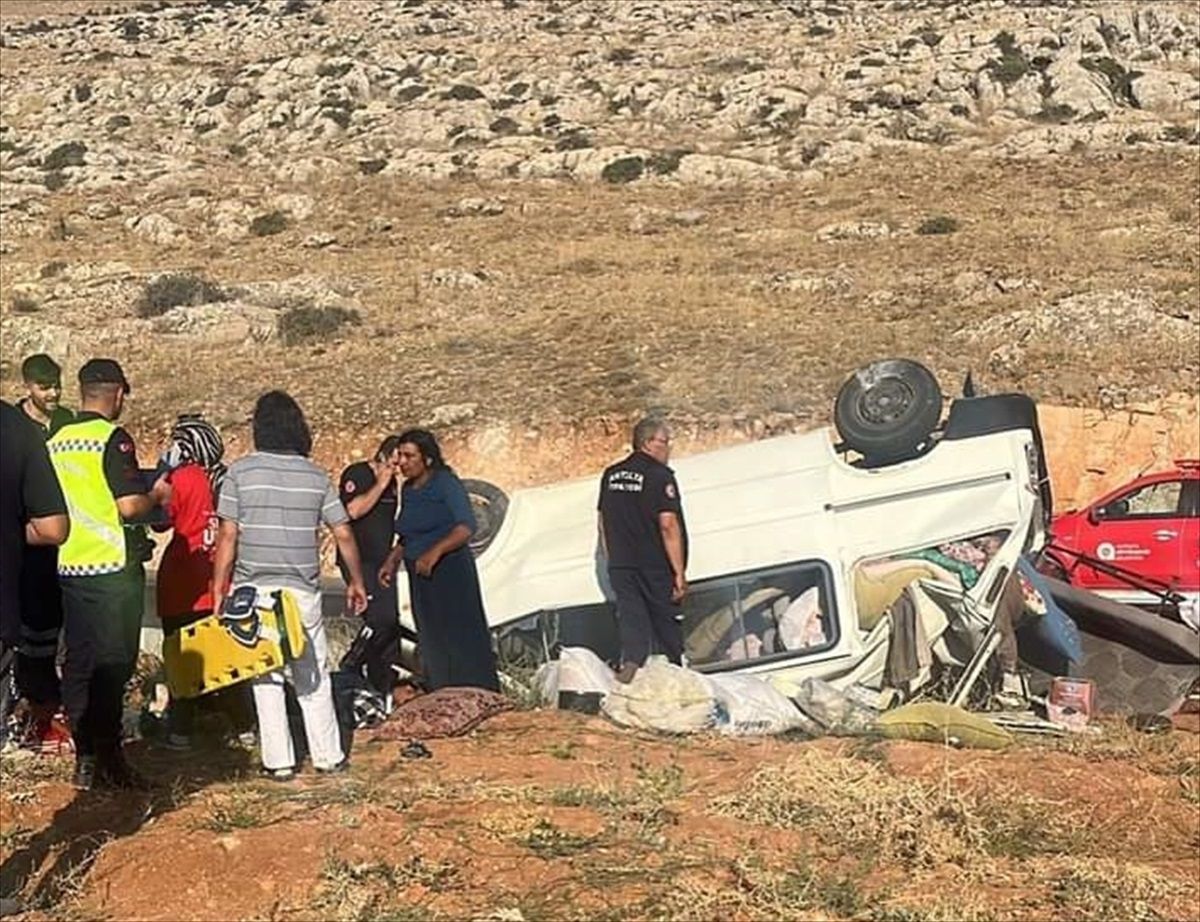 Elmalı\'da minibüs kazası: 9 kişi yaralandı