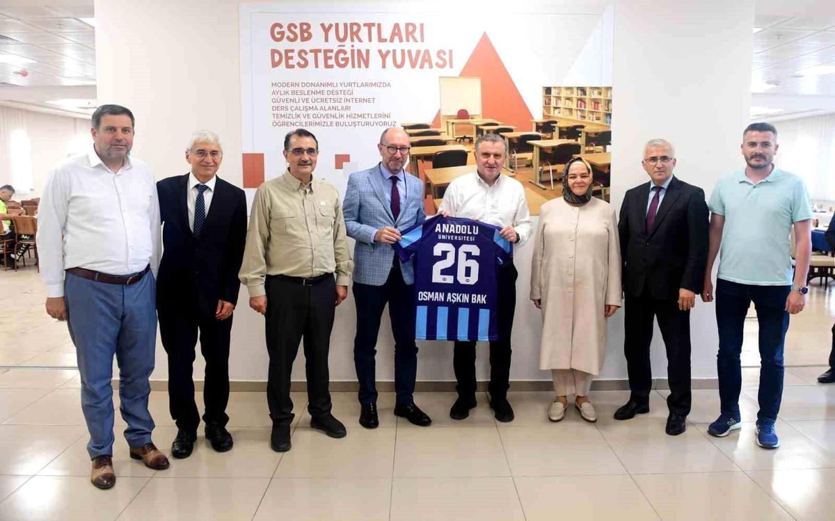 Gençlik ve Spor Bakanı Anadolu Üniversitesi\'nin Sportif İmkanlarını Güncelleyecek